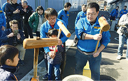 地域の皆さんを交えての年末餅つき大会